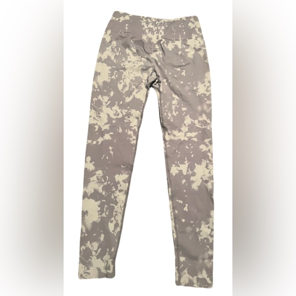 Like New Yeoreo Gray and White Camo Leggings - Picture 4 of 6
